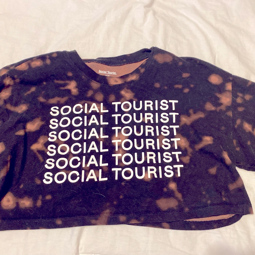 Social tourist cropped tee